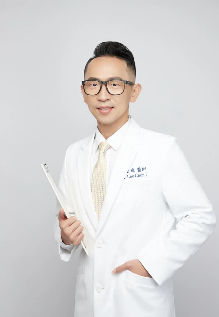 李俊逸醫師穿著白袍的正式照片